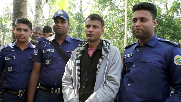 অবৈধভাবে বালু উত্তোলনের দায়ে ব্যবসায়ীকে কারাদন্ড