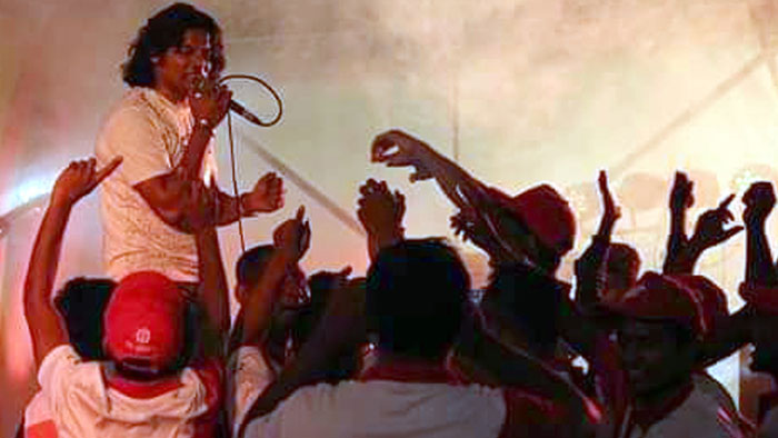 উপকূলের হাজরো মানুষ মধ্য রাতে শিল্পী সাগরের গানে মেতে উঠলো