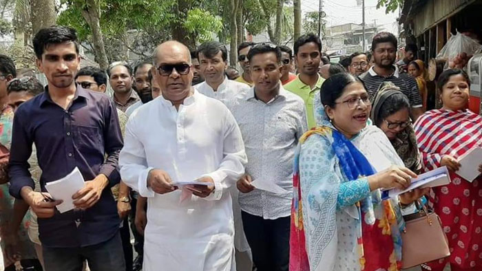 কলাপাড়ায় করোনা ভাইরাস নিয়ে সচেতনতামূলক লিফলেট বিতরণ