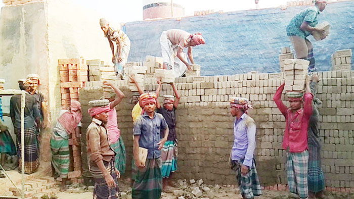 লক্ষ্মীপুরে বন্ধ নেই ইটভাটা: রাত দিন চলছে ইট উৎপাদন