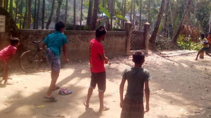 লক্ষ্মীপুরে করোনায় ছুটি পেয়ে খেলায় মেতেছে শিশুরা!