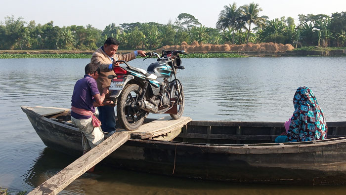 লক্ষ্মীপুরে সদরে ৮০ বছর ধরে জল্লাদের খেয়ায় পারাপার হচ্ছে মানুষ!