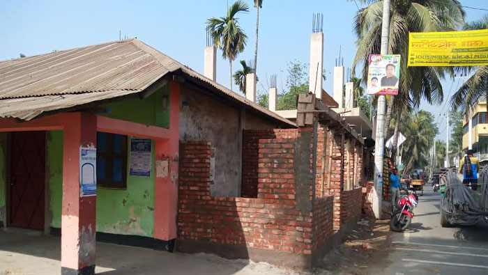 সওজ ও স্কুলের জমি দখল করে দোকান নির্মাণ!
