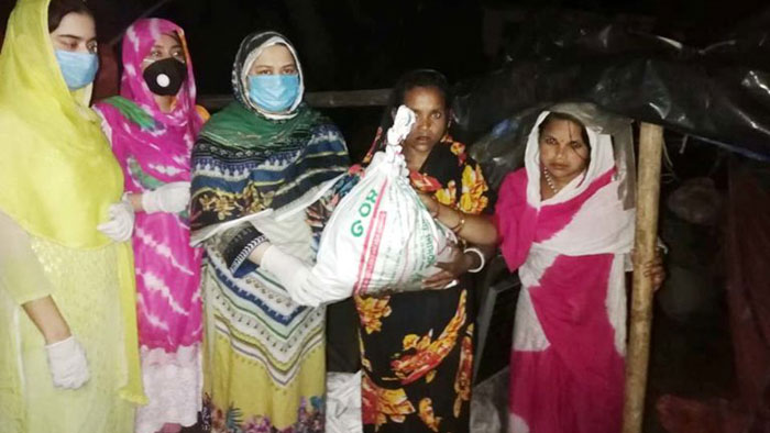 লক্ষ্মীপুর বেদেপল্লীতে খাদ্যসহায়তা দিলেন জেলা আ.লীগ সম্পাদক পত্নী