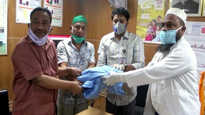 লক্ষ্মীপুরে চিকিৎসকদের মাঝে এমপি`র পিপিই পোষাক বিতরণ