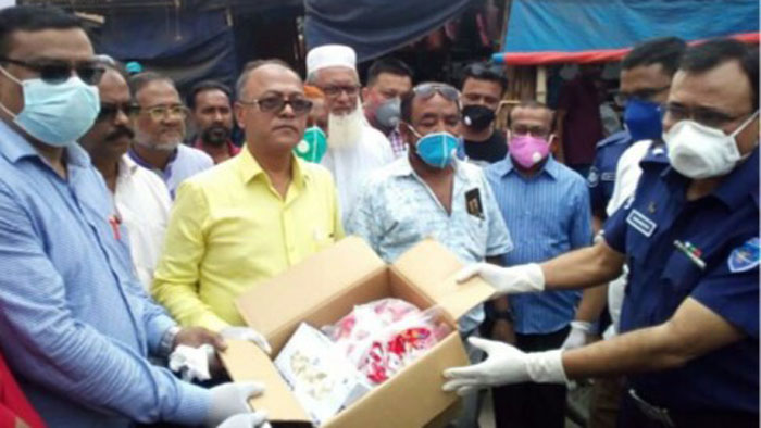 লিফলেট ও মাস্ক বিতরণ করলেন লক্ষ্মীপুর পুলিশ সুপার