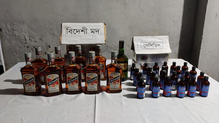 র&zwj;্যাবের অভিযানে বিদেশী মদ ও ফেন্সিডিলসহ গ্রেফতার -১
