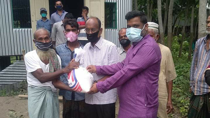 মানিকগঞ্জের হরিরামপুরে অসহায় পরিবারের মাঝে খাদ্য সামগ্রী বিতরণ