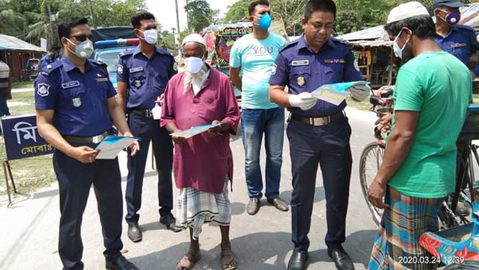 মির্জাগঞ্জে করোনা নিয়ে সচেতনতায় পুলিশের মাস্ক ও লিফলেট বিতরণ
