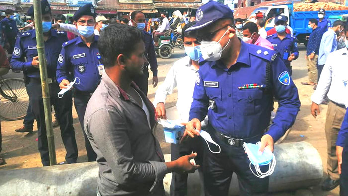 নোয়াখালীতে মাস্ক না পরায় ৬৫ মামলায় ৩০ হাজার টাকা জরিমানা