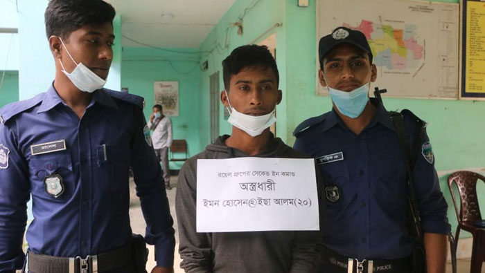নোয়াখালীতে অস্ত্রসহ রয়েল গ্রুপের সেকেন্ড ইন কমান্ডসহ আটক ৩