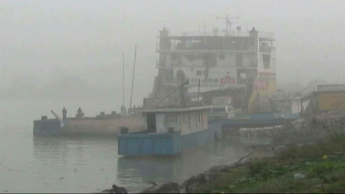 পাটুরিয়া-দৌলতদিয়া নৌরুটে ফেরি চলাচল বন্ধ