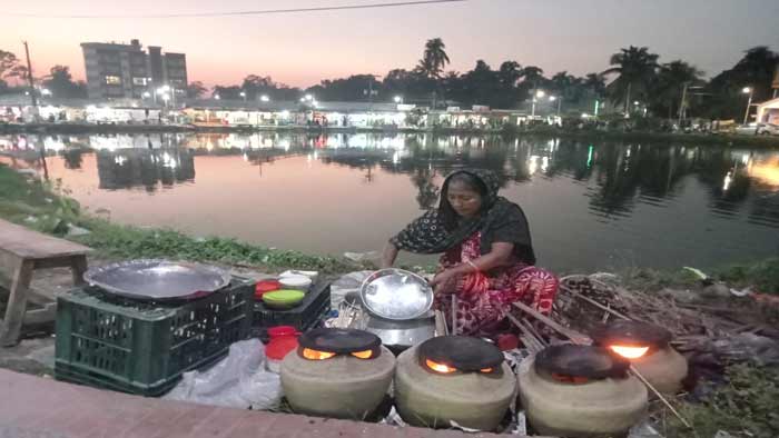 শীতের আমেজে শিবচরে ফুটপাতে পিঠা বিক্রির ধুম