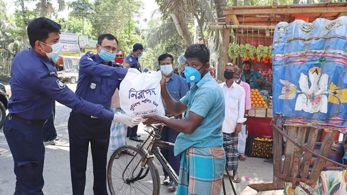 লক্ষ্মীপুরে দিনমজুরদের মাঝে খাদ্য বিতরণ করলেন পুলিশ সুপার