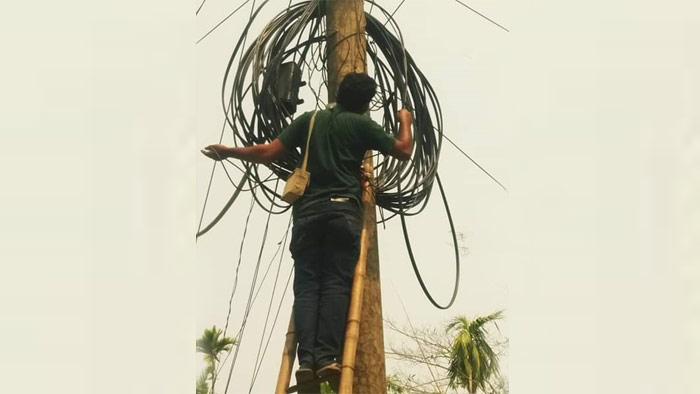 বিদ্যুতের খুঁটি থেকে পড়ে শ্রমিকের মৃত্যু