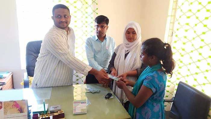 তালতলীতে শিক্ষাবৃত্তি পেল সুবিধাবঞ্চিত ৩৫ মেধাবী শিক্ষার্থী