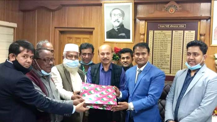 শিবপুরে বিদায়ী ইউএনওকে সম্মাননা স্মারক প্রদান