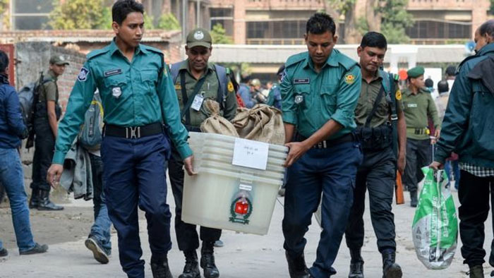 নাসিক নির্বাচন: কেন্দ্রে কেন্দ্রে যাচ্ছে নির্বাচনী সরঞ্জাম