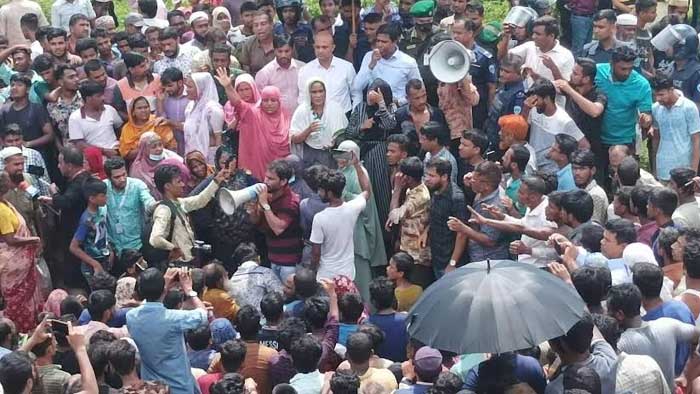 বিদ্যুৎ-পানির লাইন পেতে সড়ক অবরোধ করে বিক্ষুদ্ধ সলিমপুরবাসী