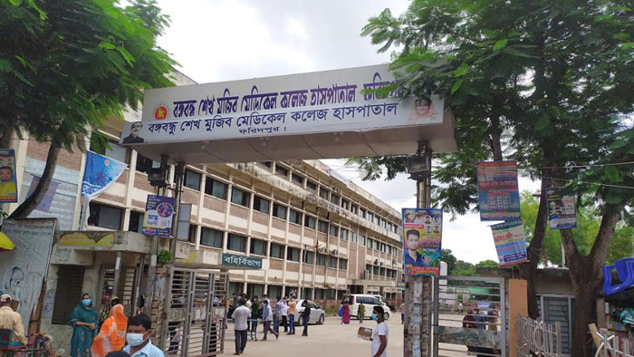 ফরিদপুর বঙ্গবন্ধু মেডিকেল ইন্টার্ন চিকিৎসকরা বেপরোয়া