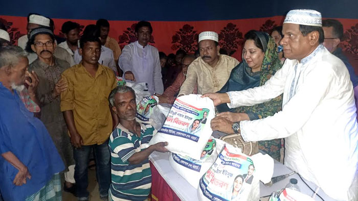 ফরিদপুরে হত দরিদ্রদের মাঝে খাদ্য সামগ্রী বিতরণ