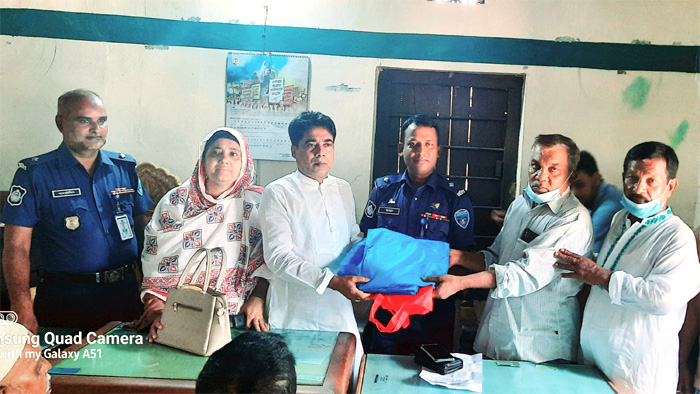 ফটিকছড়ির দুই শতাধিক বীর মুক্তিযোদ্ধাকে ঈদ উপহার দিলেন ওসি