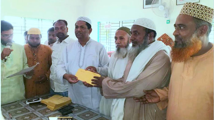 ফটিকছড়িতে ২ শতাধিক ইমাম-মুয়াজ্জিনকে ঈদ উপহার