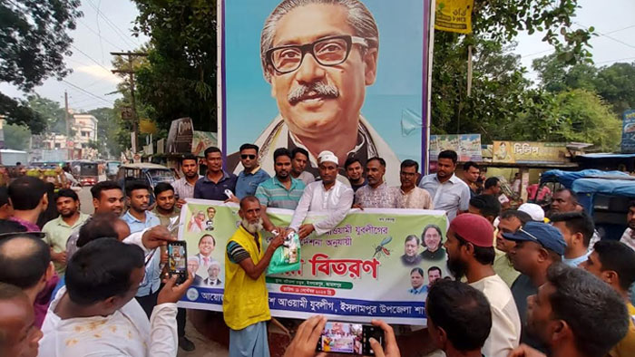 ইসলামপুরে যুবলীগের উদ্দ্যোগে ডেঙ্গু প্রতিরোধে মশারি বিতরণ