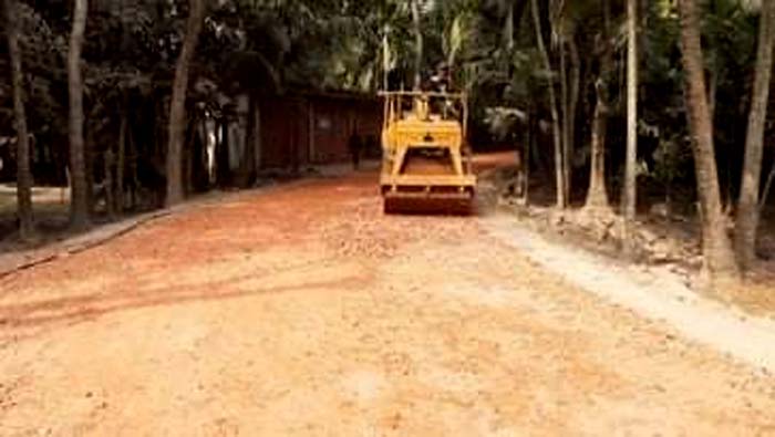 রামগঞ্জে নিন্মমানের ইট দিয়ে সড়ক নির্মাণ