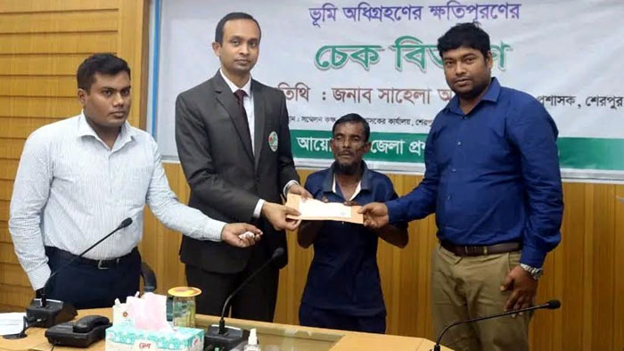 শেরপুরে ভূমি অধিগ্রহণের ক্ষতিপূরণের চেক বিতরণ