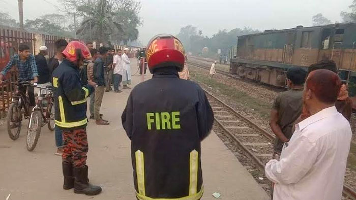 নরসিংদীতে সিলেট থেকে ছেড়ে আসা সুরমা মেইল ট্রেনের ইঞ্জিনে আগুন