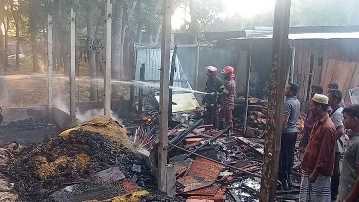 ফরিদপুর কৃষ্ণনগর ইউনিয়নে পাটের গোডাউনে আগুনে