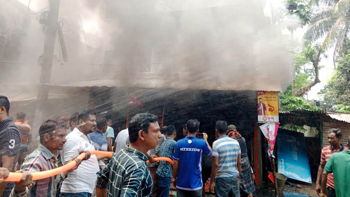 ঝিনাইদহের কালীগঞ্জে আল্লার দান ইলেকট্রনিক্সে অগ্নিকান্ডে প্রায় ২কোটি টাকার ক্ষতি