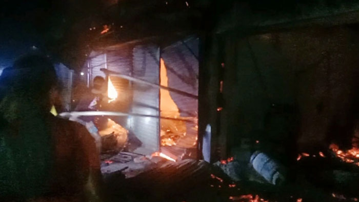 বাগেরহাটে অগ্নিকাণ্ডে ১০ দোকান পুড়ে ছাই