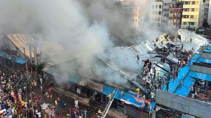 কৃষি মার্কেটে আগুনে পুড়লো ১৮ স্বর্ণের দোকান