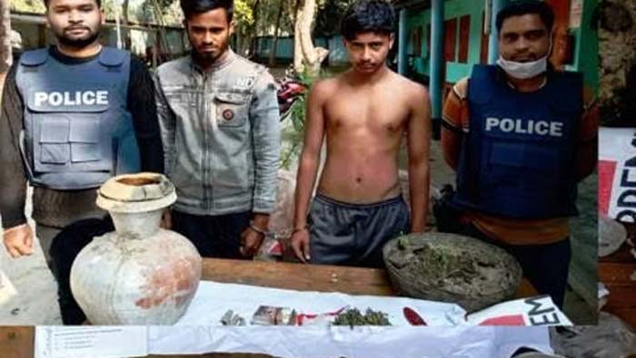 নড়াইলে বিপুল পরিমাণ গাঁজার গাছ ও মদ তৈরীর সরঞ্জামসহ গ্রেপ্তার ২