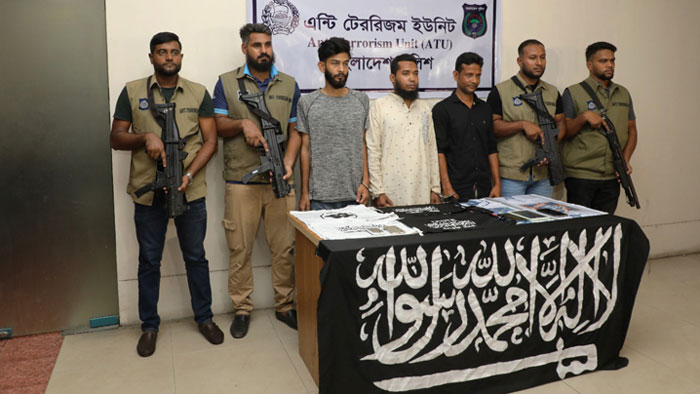 নতুন জঙ্গিদলের আত্মপ্রকাশ, শীর্ষনেতাসহ তিনজন গ্রেপ্তার