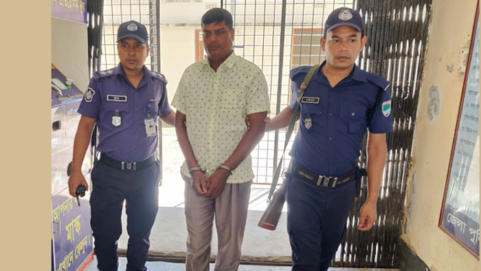 সরকারী কর্মকর্তাদের নাম ভাঙ্গিয়ে প্রতারণা, অবশেষে পুলিশের কাছে গ্রেফতার