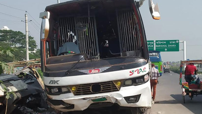 নিয়ন্ত্রণ হারিয়ে গাছে ধাক্কা সাকুরা পরিবহনের, নিহত ৪