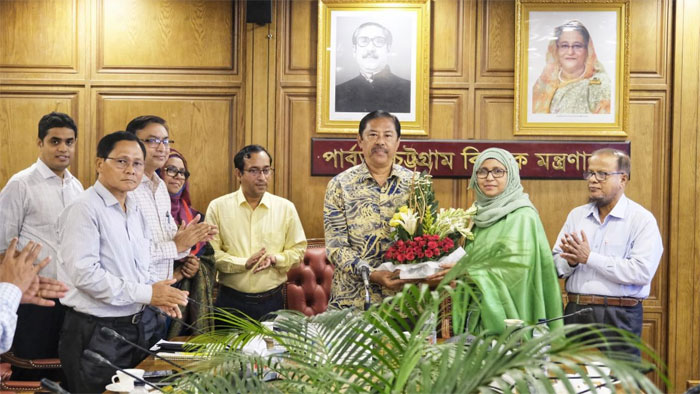 সচিব মোসাম্মৎ হামিদা বেগমকে ফুল দিয়ে শুভেচ্ছা জানালেন পার্বত্য মন্ত্রী