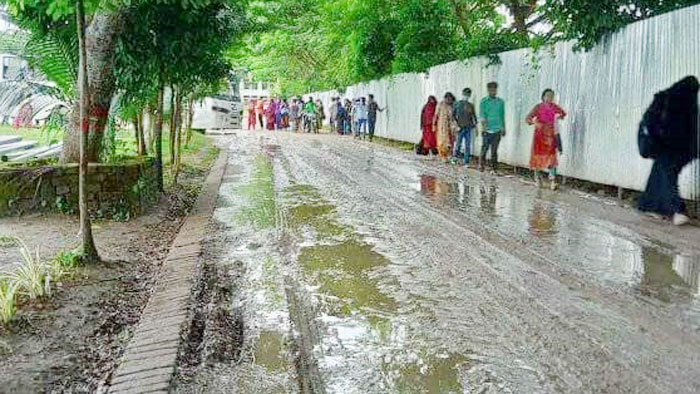 বৃষ্টিতে চলাচলের অনুপযোগী বশেমুরবিপ্রবির অভ্যন্তরীণ রাস্তা
