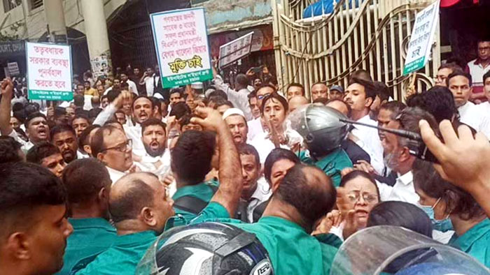 আইনজীবী-পুলিশ সংঘর্ষ, এডিসি-ওসিসহ আহত ১৬