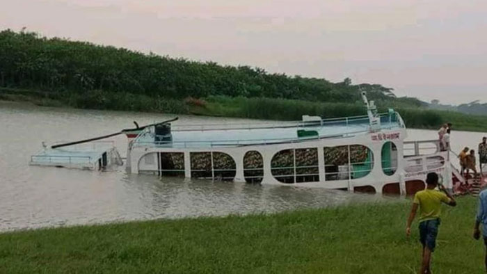 বরিশালে ঝড়ের কবলে পড়ে তলা ফেটে লঞ্চডুবি