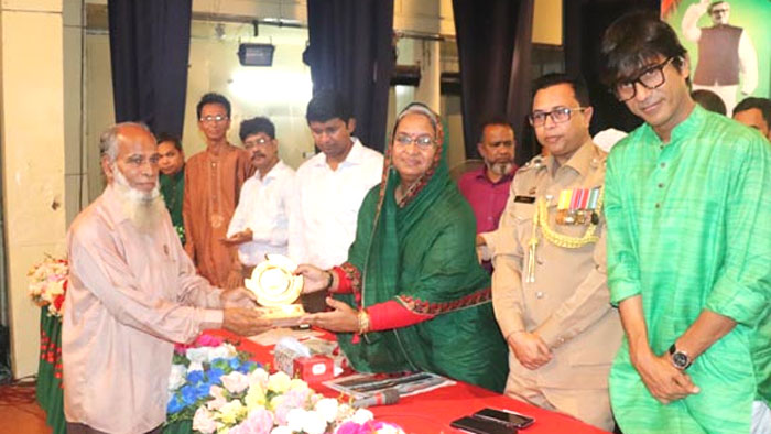বীর মুক্তিযোদ্ধাদের সাহসিকতা কখন ভুলার নয়- শিক্ষামন্ত্রী