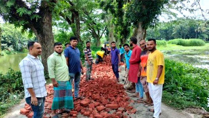 মৈশাদী ইউনিয়নে ব্যাক্তিগত অর্থে সড়কের মেরামত কাজ করেন আজাদ খান