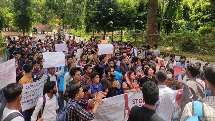 নিরাপদ ক্যাম্পাসের দাবিতে উত্তাল চট্টগ্রাম বিশ্ববিদ্যালয়