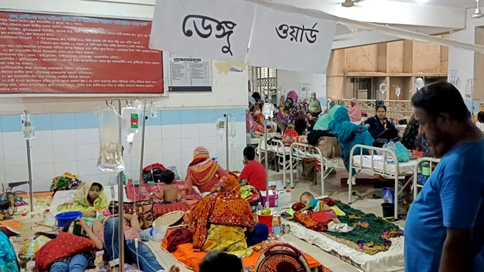 ডেঙ্গু রোগীর চাপে চিকিৎসক ও নার্সরা দিশেহারা