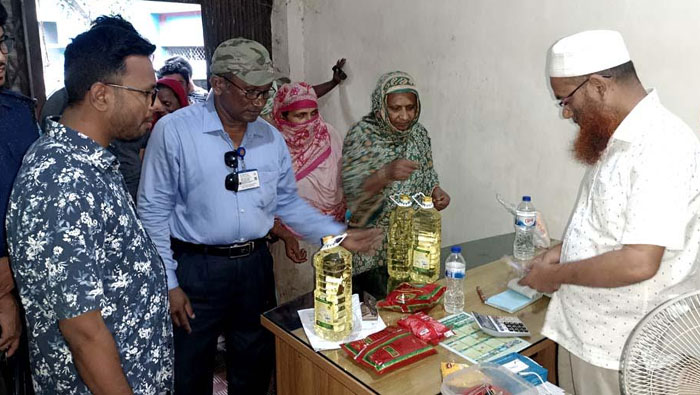 ফরিদপুরে তেলের গুদামে জাতীয় ভোক্তা অধিদপ্তরের হানা