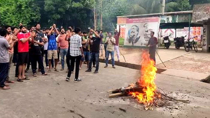চবিতে দুই ছাত্রলীগ নেতাকে যুবলীগকর্মীদের মারধর, ক্যাম্পাস অবরোধ