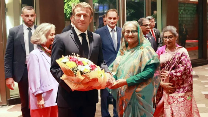 বঙ্গবন্ধুর প্রতিকৃতিতে ফরাসি প্রেসিডেন্টের শ্রদ্ধা